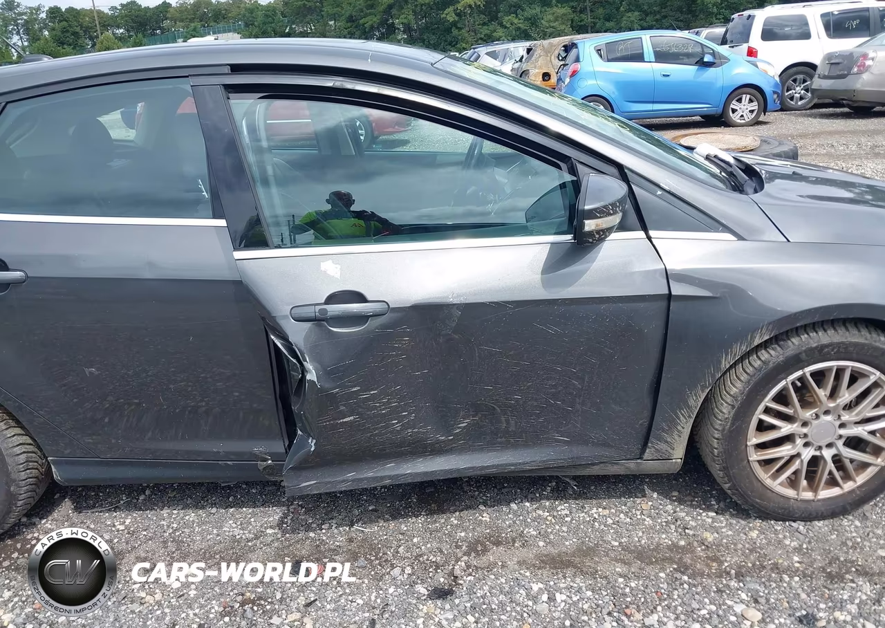 2015 Ford Focus Titanium VIN:1FADP3N22FL381159 - 6
