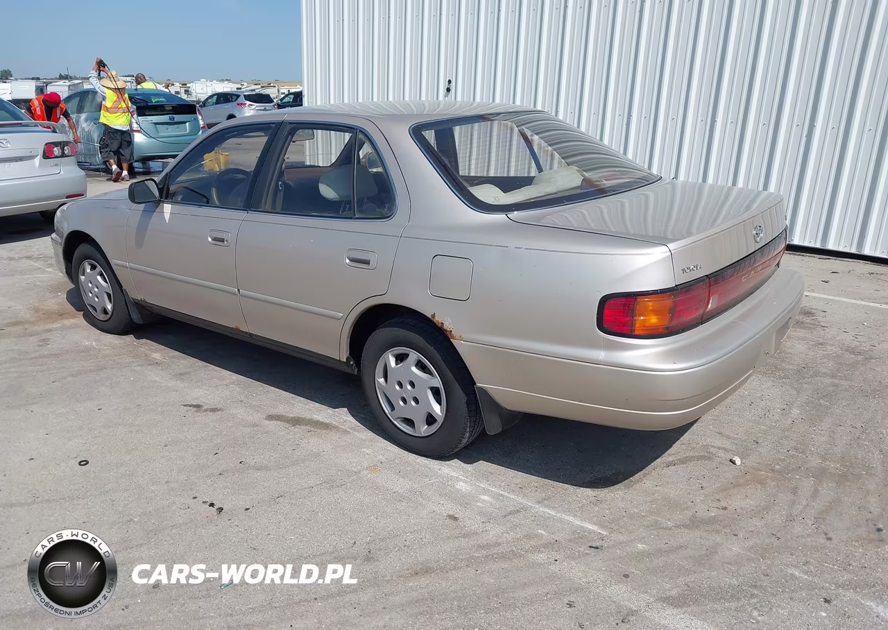 1993 Toyota Camry Le VIN:4T1SK12E1PU260228 - 3