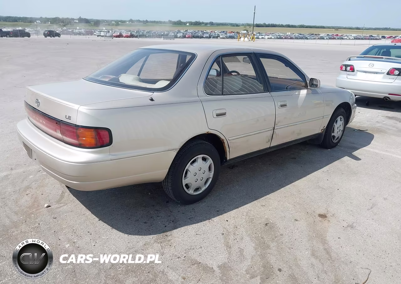 1993 Toyota Camry Le VIN:4T1SK12E1PU260228 - 4