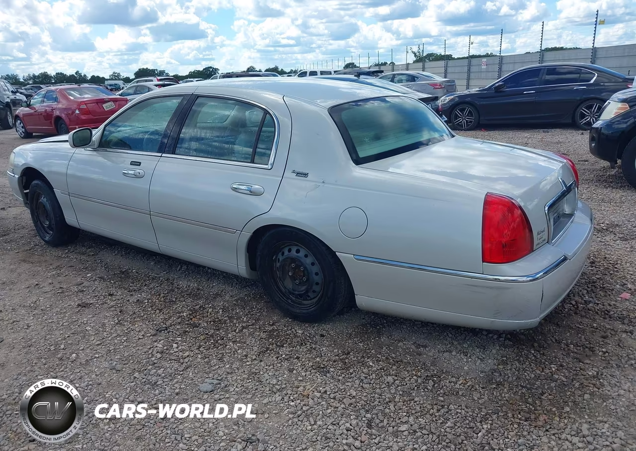 2007 Lincoln Town Car Signature Limited VIN:1LNHM82V27Y601755 - 3