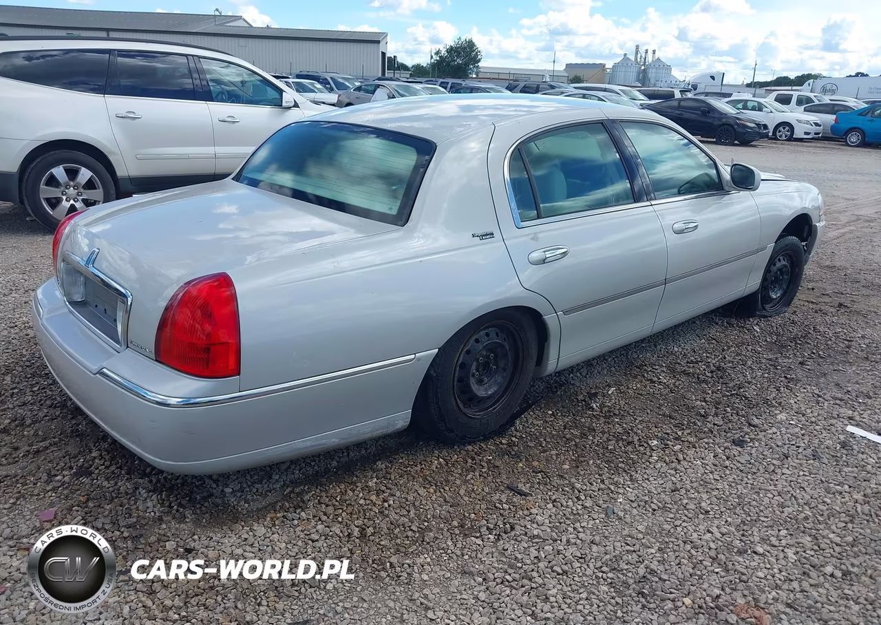 2007 Lincoln Town Car Signature Limited VIN:1LNHM82V27Y601755 - 4