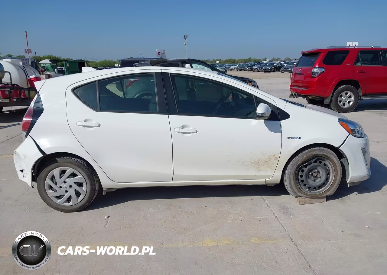 2015 Toyota Prius C Two VIN:JTDKDTB36F1101245 - 13
