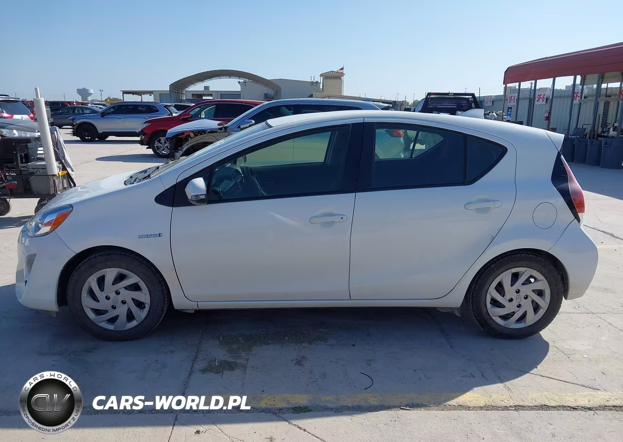2015 Toyota Prius C Two VIN:JTDKDTB36F1101245 - 14