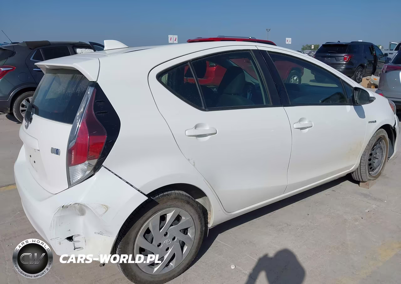 2015 Toyota Prius C Two VIN:JTDKDTB36F1101245 - 17