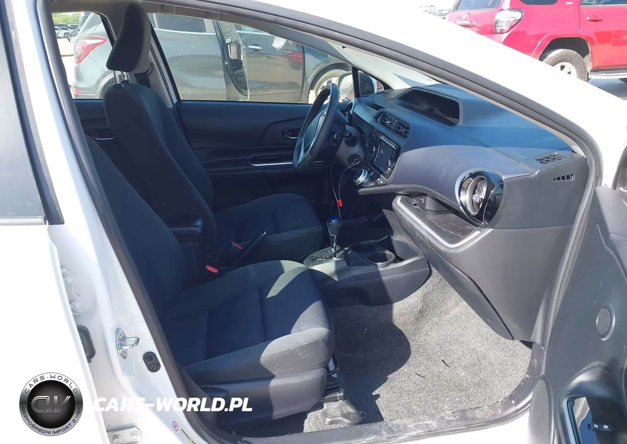 2015 Toyota Prius C Two VIN:JTDKDTB36F1101245 - 5