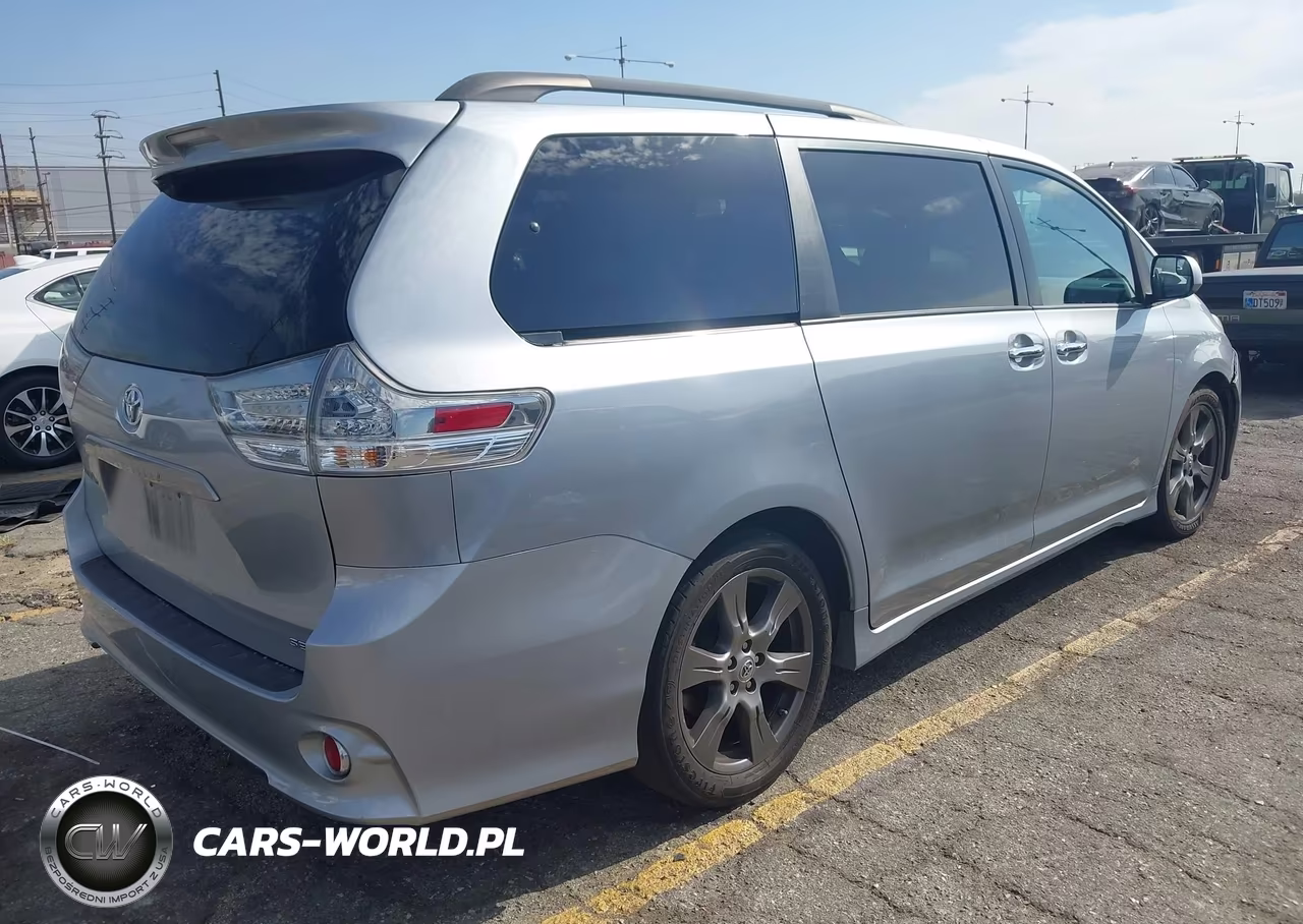 2017 Toyota Sienna Se 8 Passenger VIN:5TDXZ3DC7HS847875 - 4