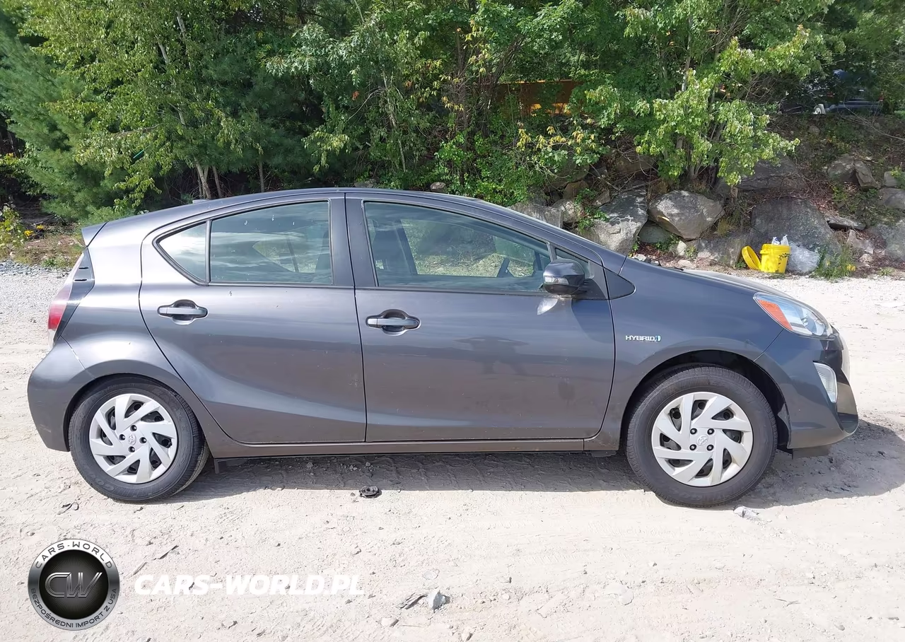 2015 Toyota Prius C Two VIN:JTDKDTB32F1583678 - 13