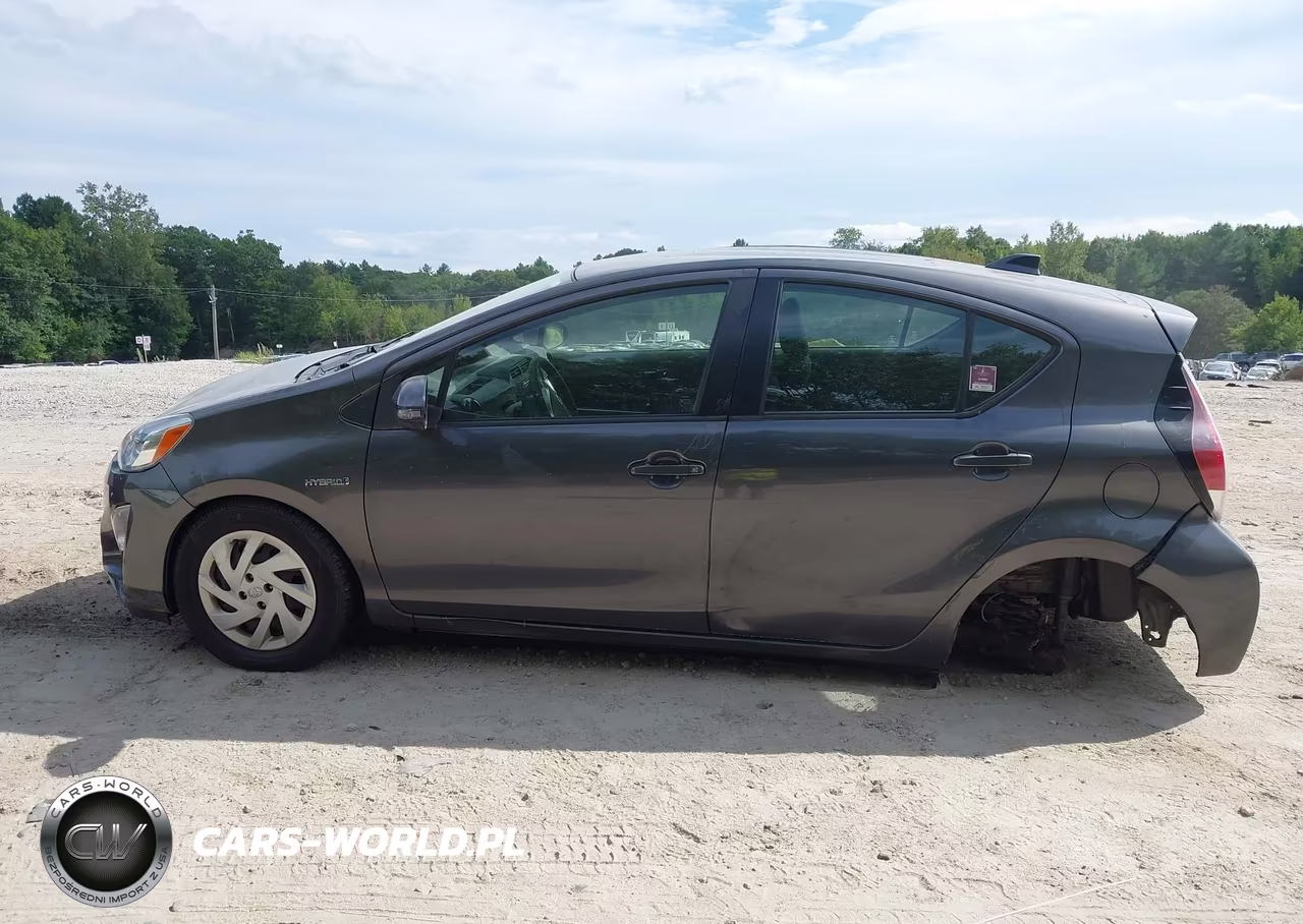 2015 Toyota Prius C Two VIN:JTDKDTB32F1583678 - 14