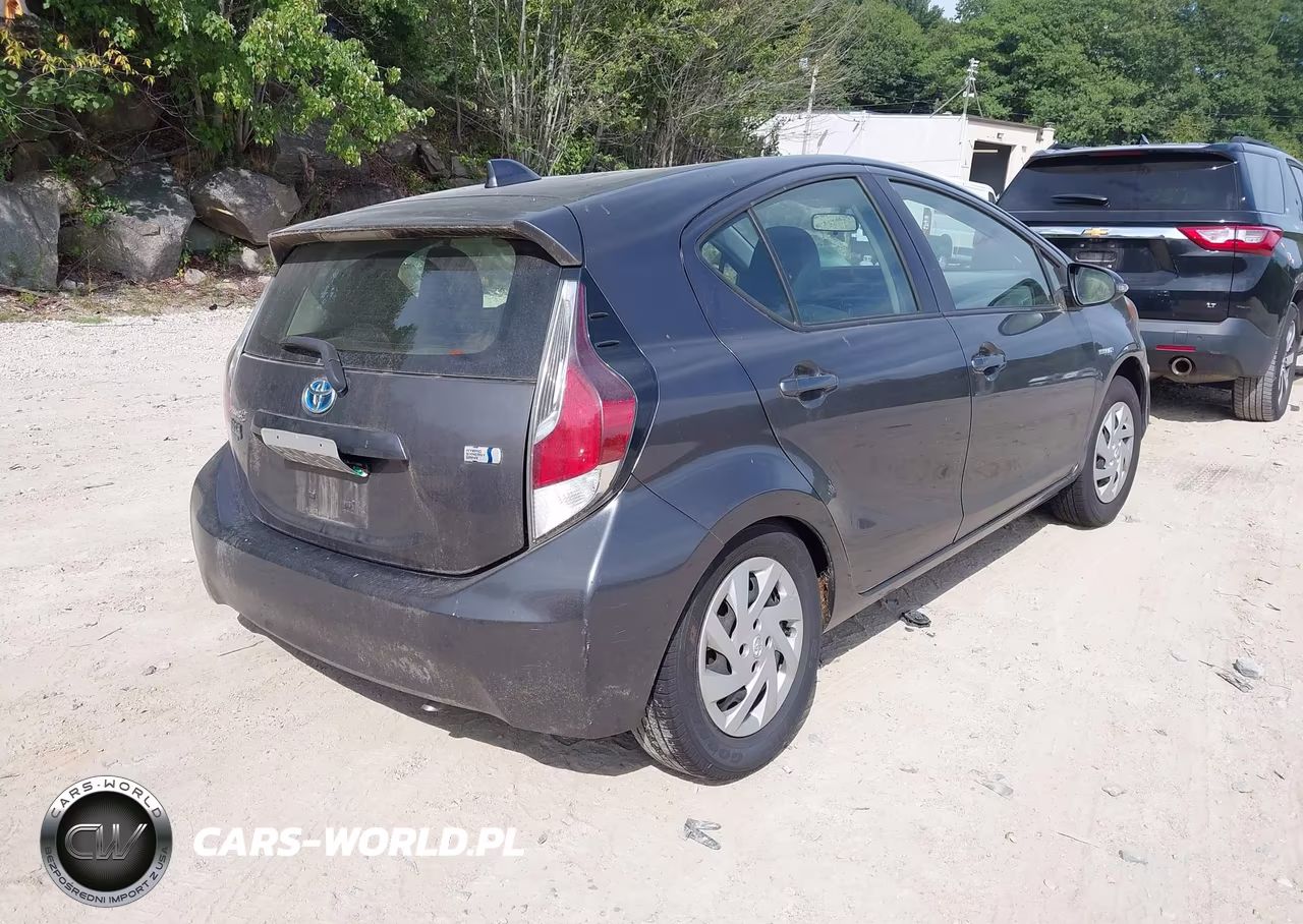 2015 Toyota Prius C Two VIN:JTDKDTB32F1583678 - 4
