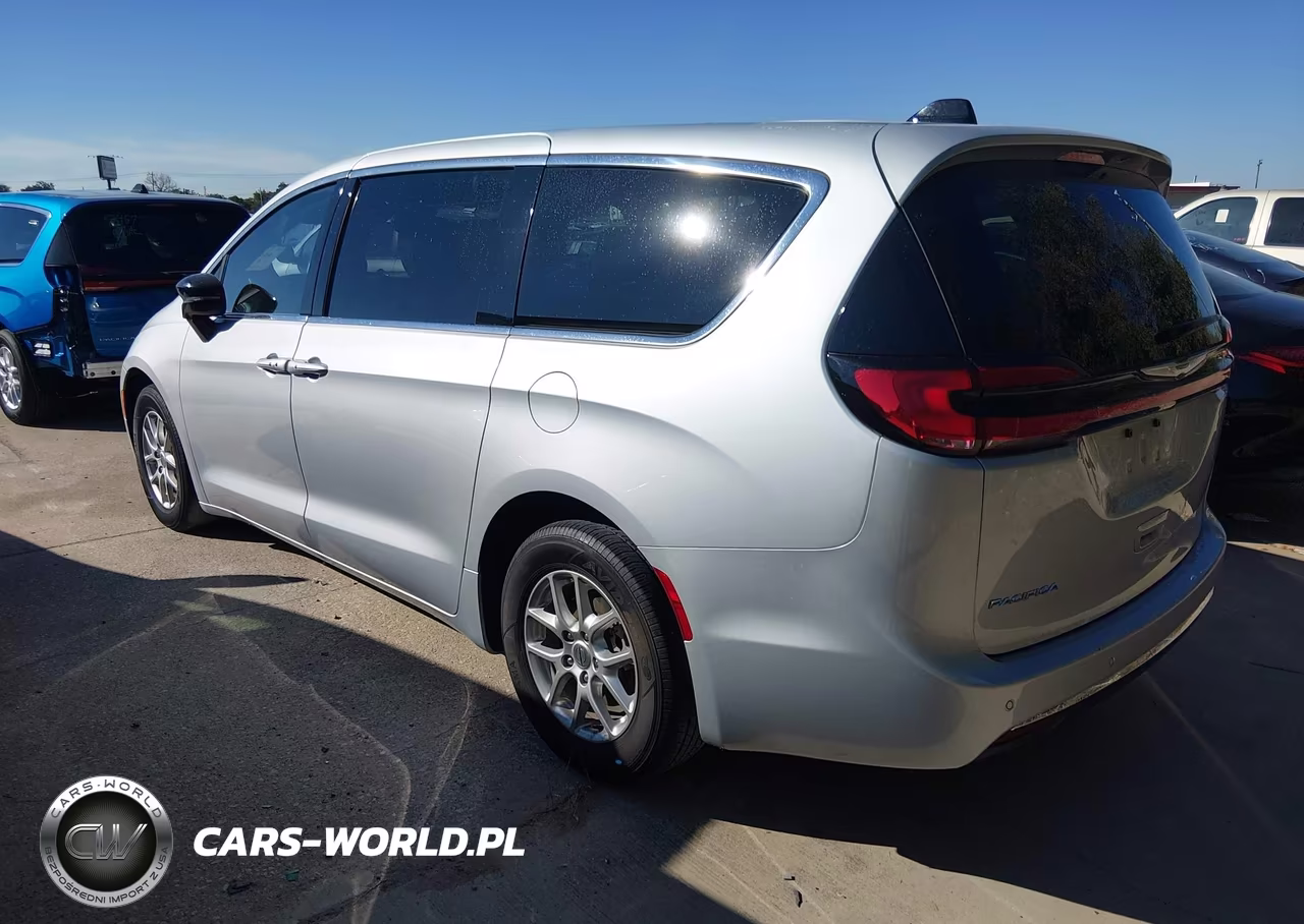2024 Chrysler Pacifica Touring L VIN:2C4RC1BG4RR139551 - 3