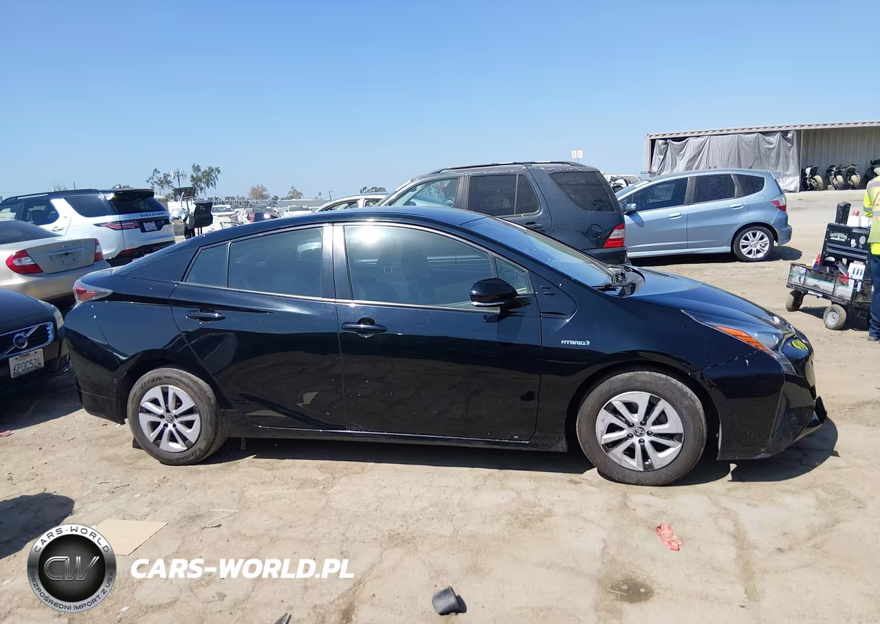 2018 Toyota Prius Three VIN:JTDKARFU2J3549445 - 13