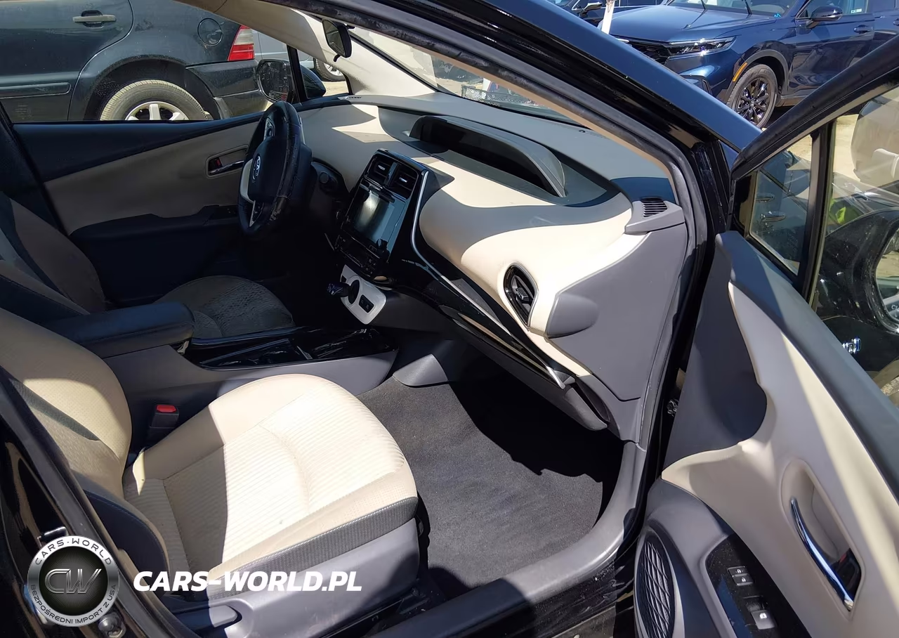 2018 Toyota Prius Three VIN:JTDKARFU2J3549445 - 5