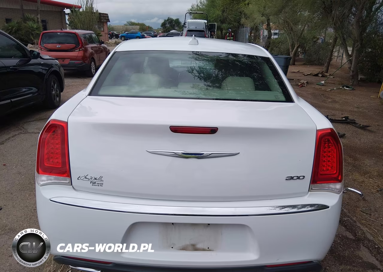 2015 Chrysler 300 Limited VIN:2C3CCAAG8FH802102 - 16