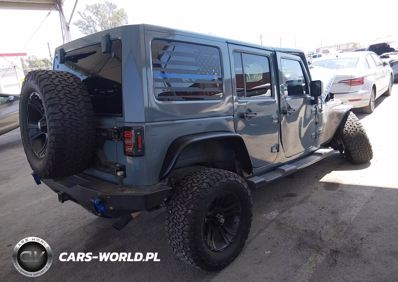 2015 Jeep Wrangler Unlimited Sahara VIN:1C4HJWEG0FL734752 - 4