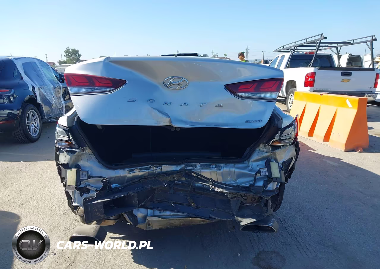 2018 Hyundai Sonata Sport VIN:5NPE34AF4JH669836 - 17