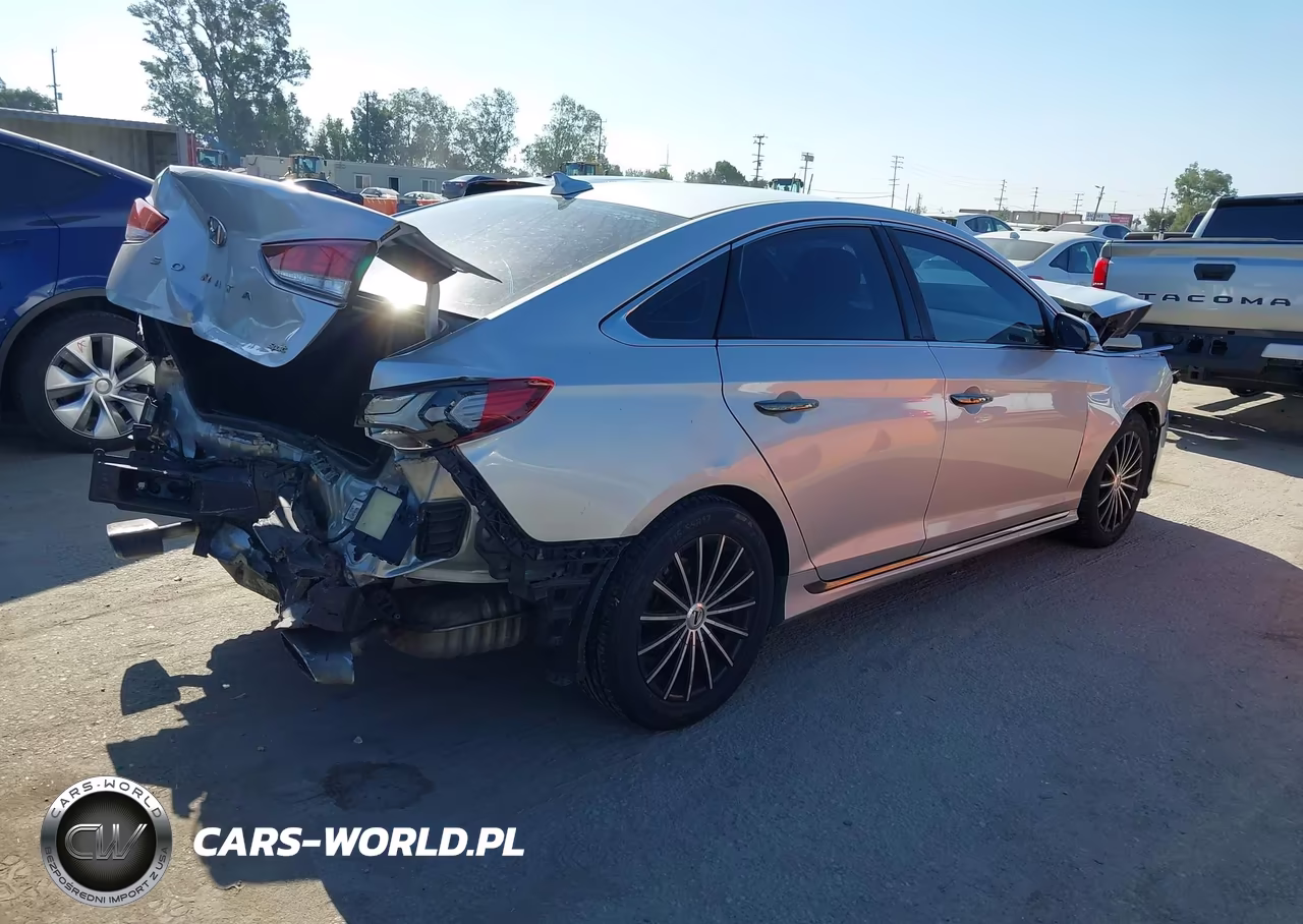 2018 Hyundai Sonata Sport VIN:5NPE34AF4JH669836 - 4