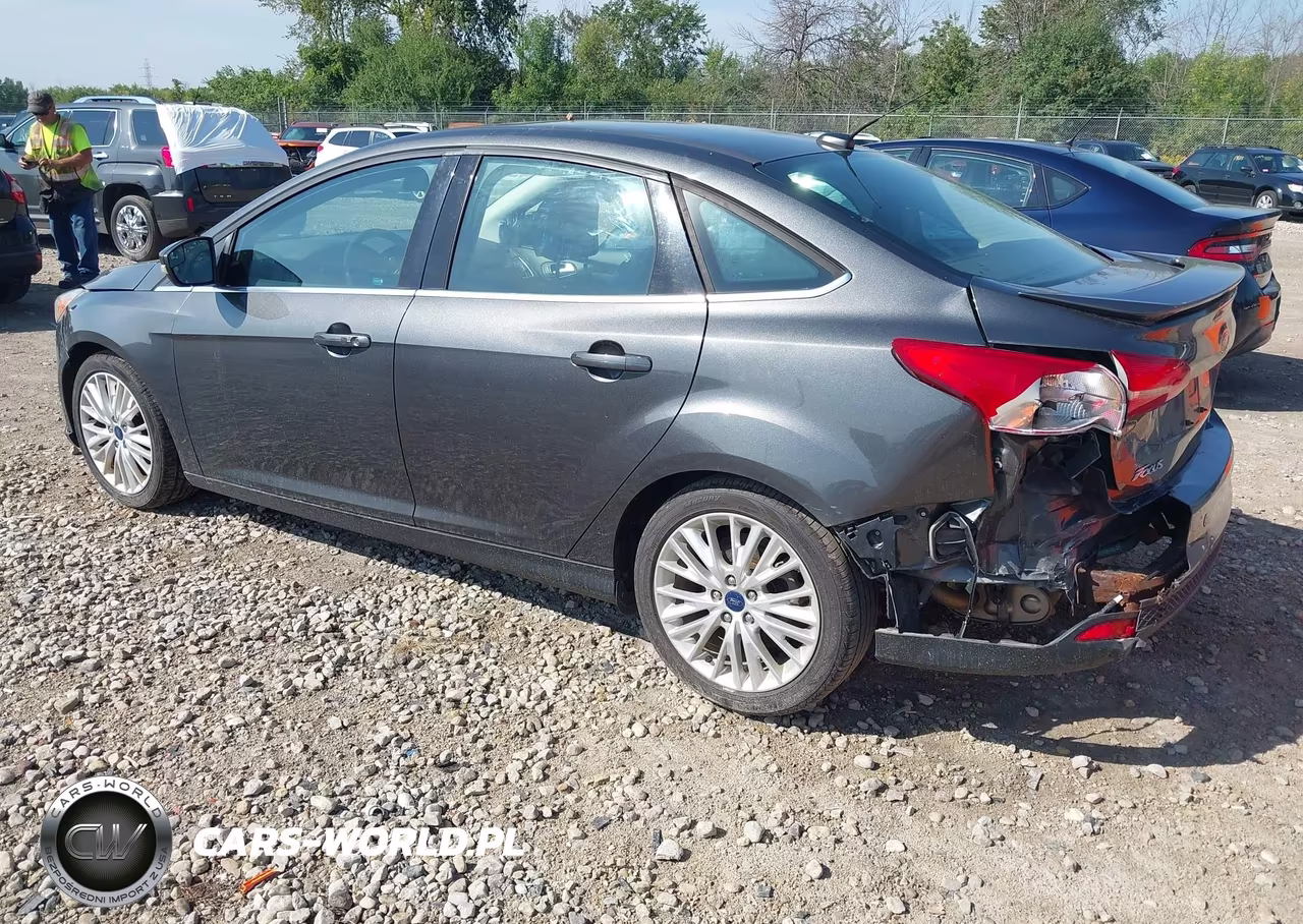 2016 Ford Focus Titanium VIN:1FADP3J25GL347529 - 3