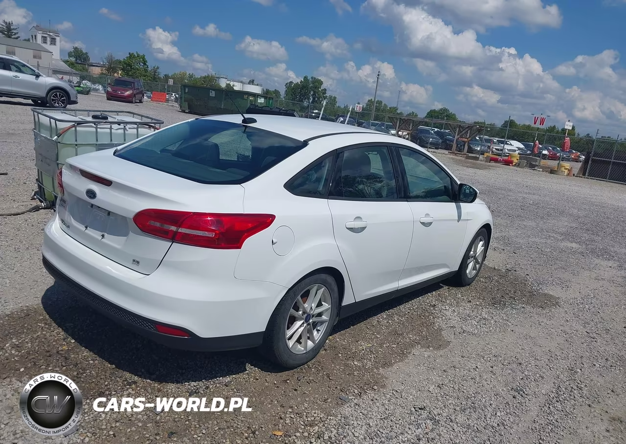 2017 Ford Focus Se VIN:1FADP3F24HL300020 - 4