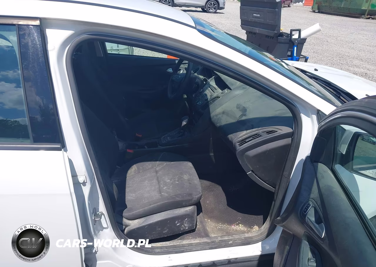 2017 Ford Focus Se VIN:1FADP3F24HL300020 - 5