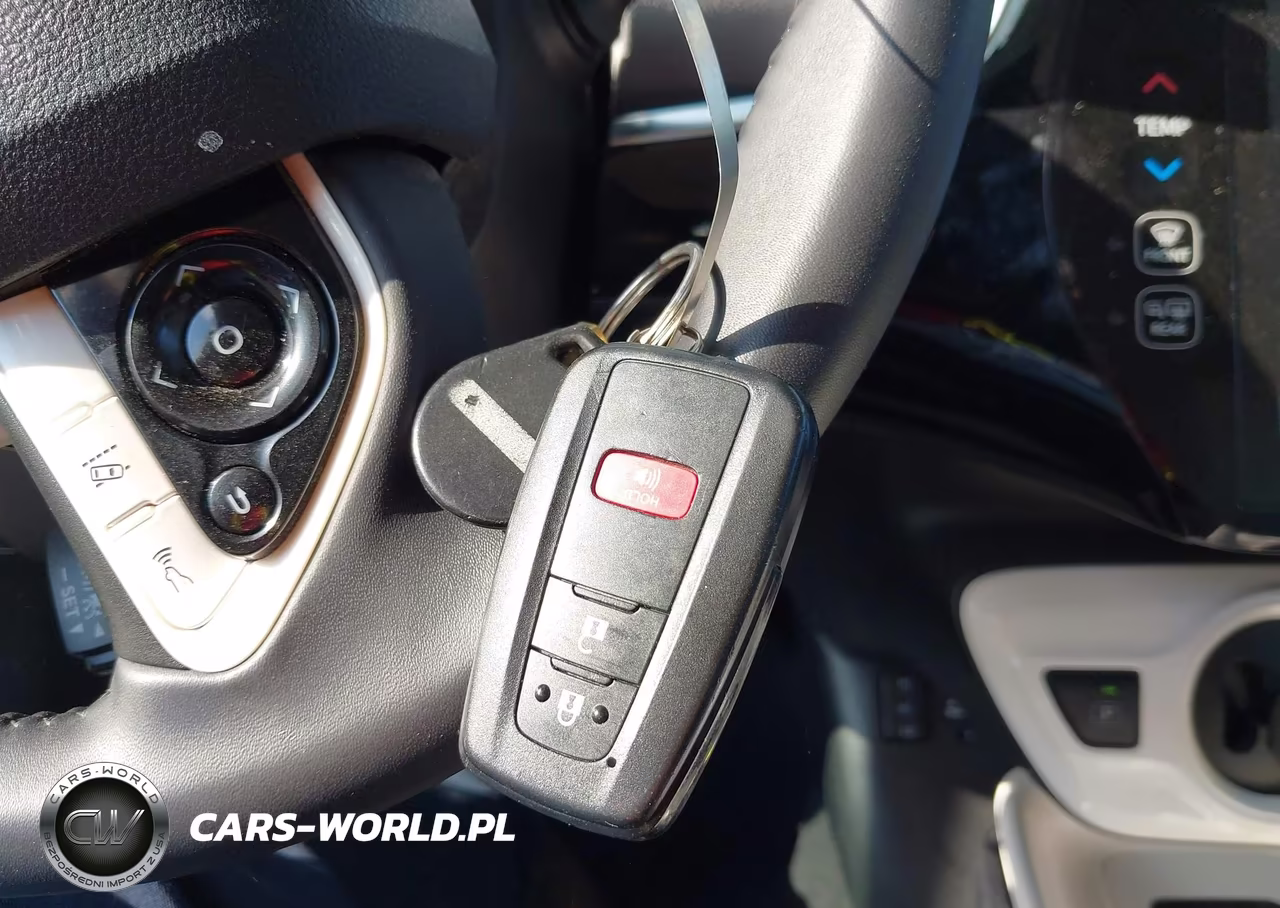 2018 Toyota Prius Four VIN:JTDKARFU3J3552287 - 11