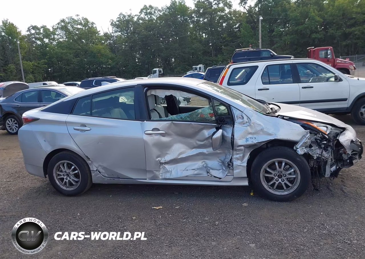 2018 Toyota Prius Four VIN:JTDKARFU3J3552287 - 13
