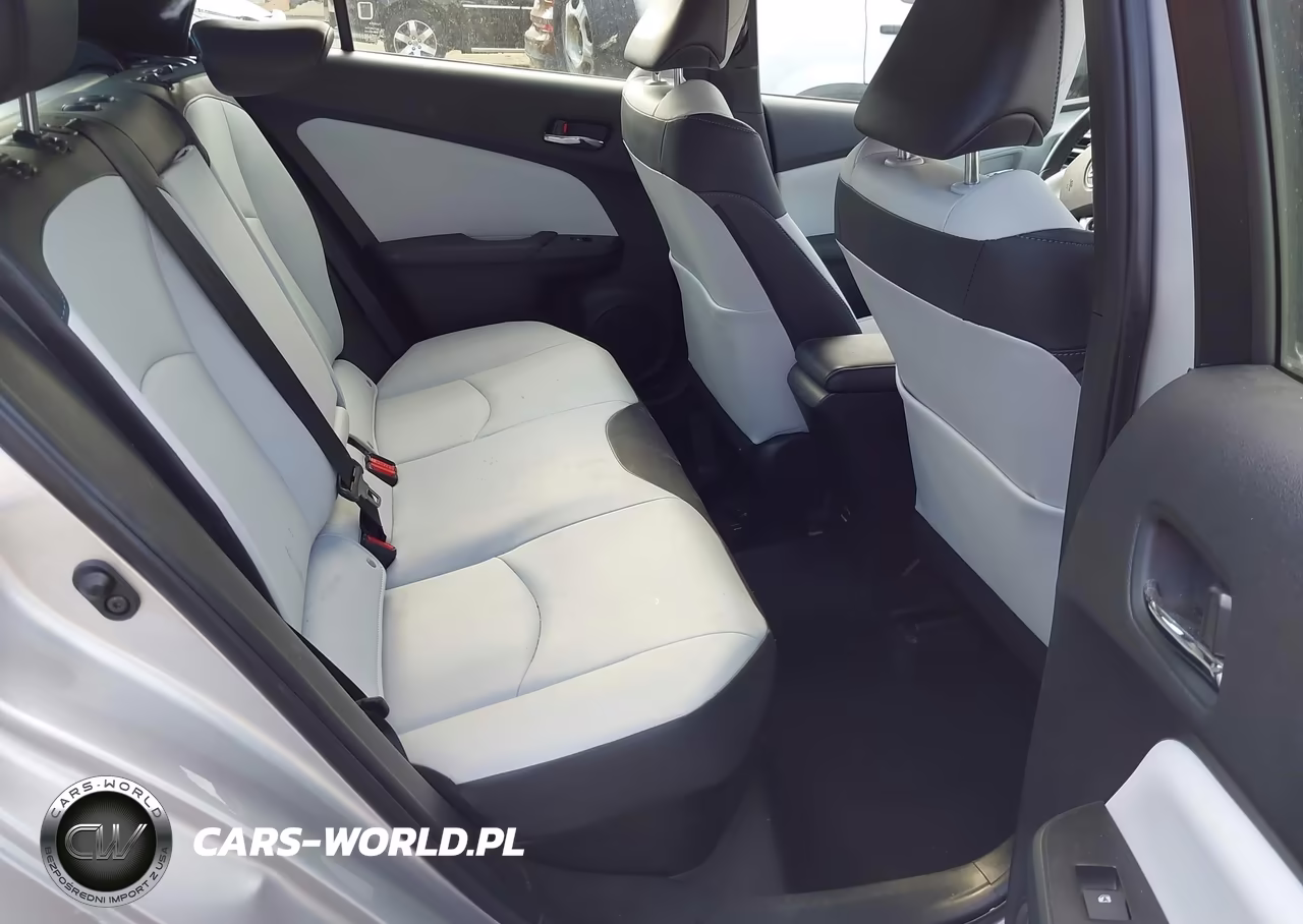 2018 Toyota Prius Four VIN:JTDKARFU3J3552287 - 8