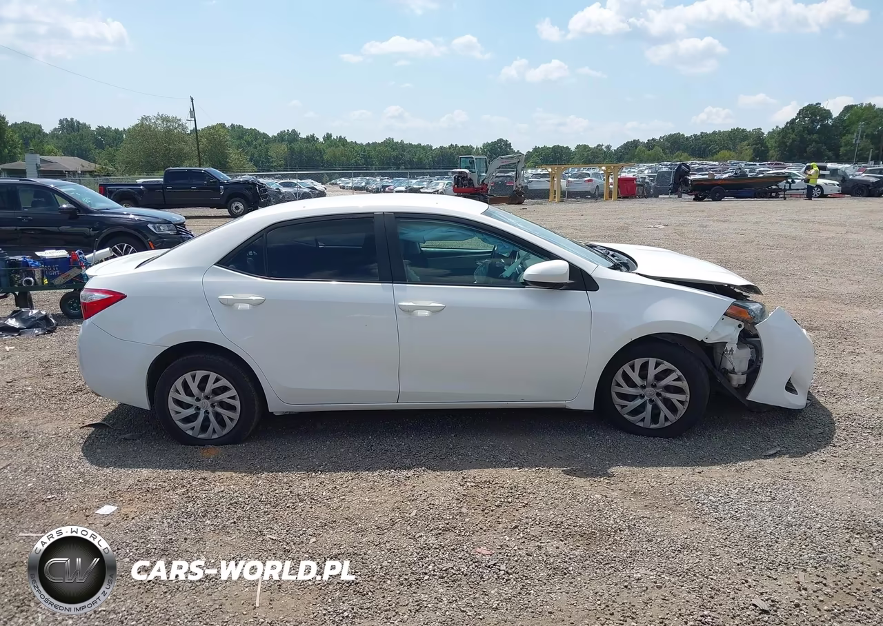 2018 Toyota Corolla Le VIN:2T1BURHE0JC057064 - 13