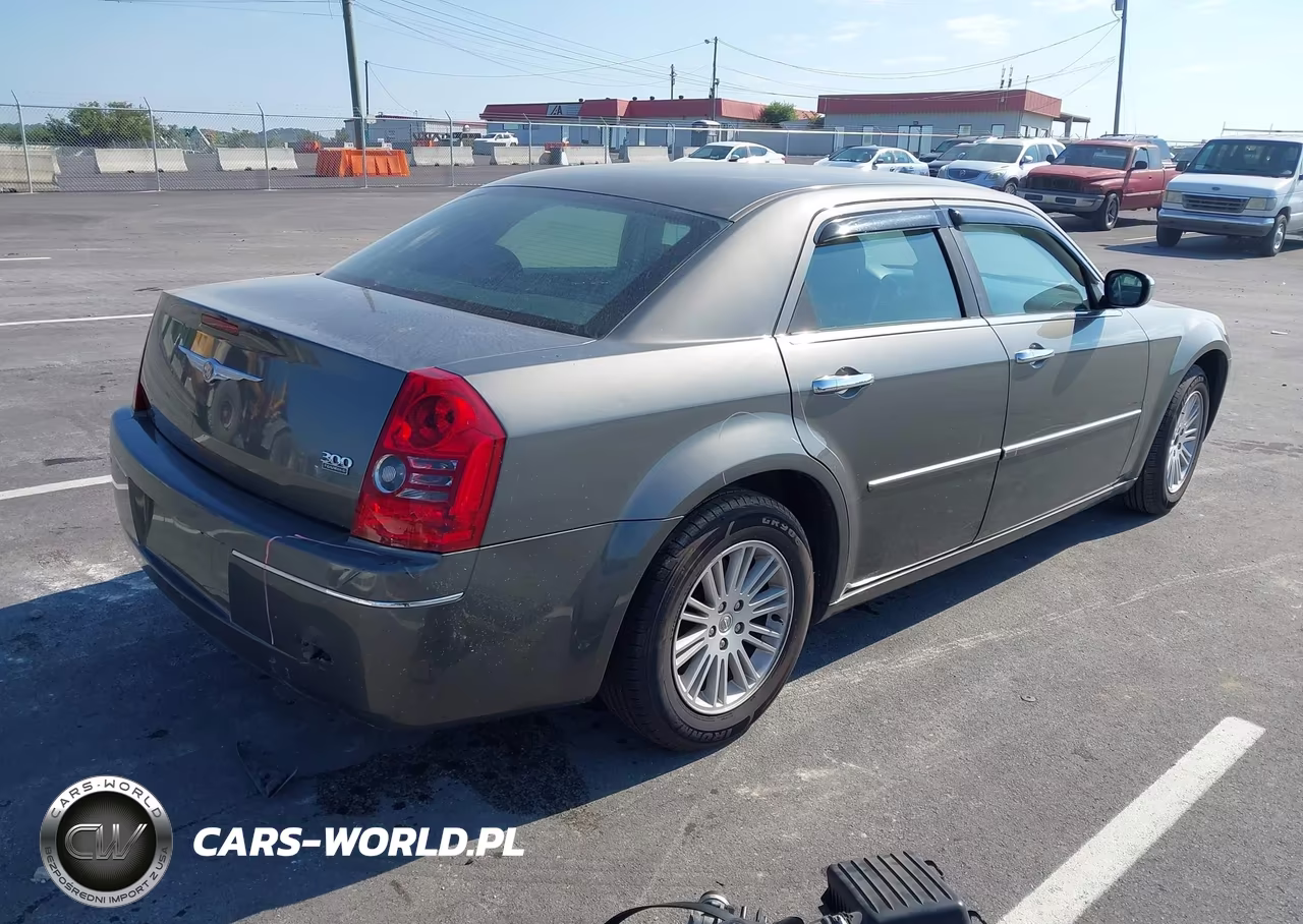 2010 Chrysler 300 Touring VIN:2C3CA4CD7AH206739 - 4