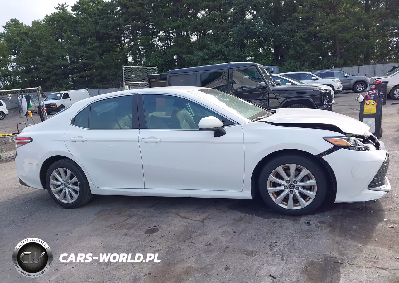 2018 Toyota Camry Le VIN:4T1B11HK8JU659354 - 13