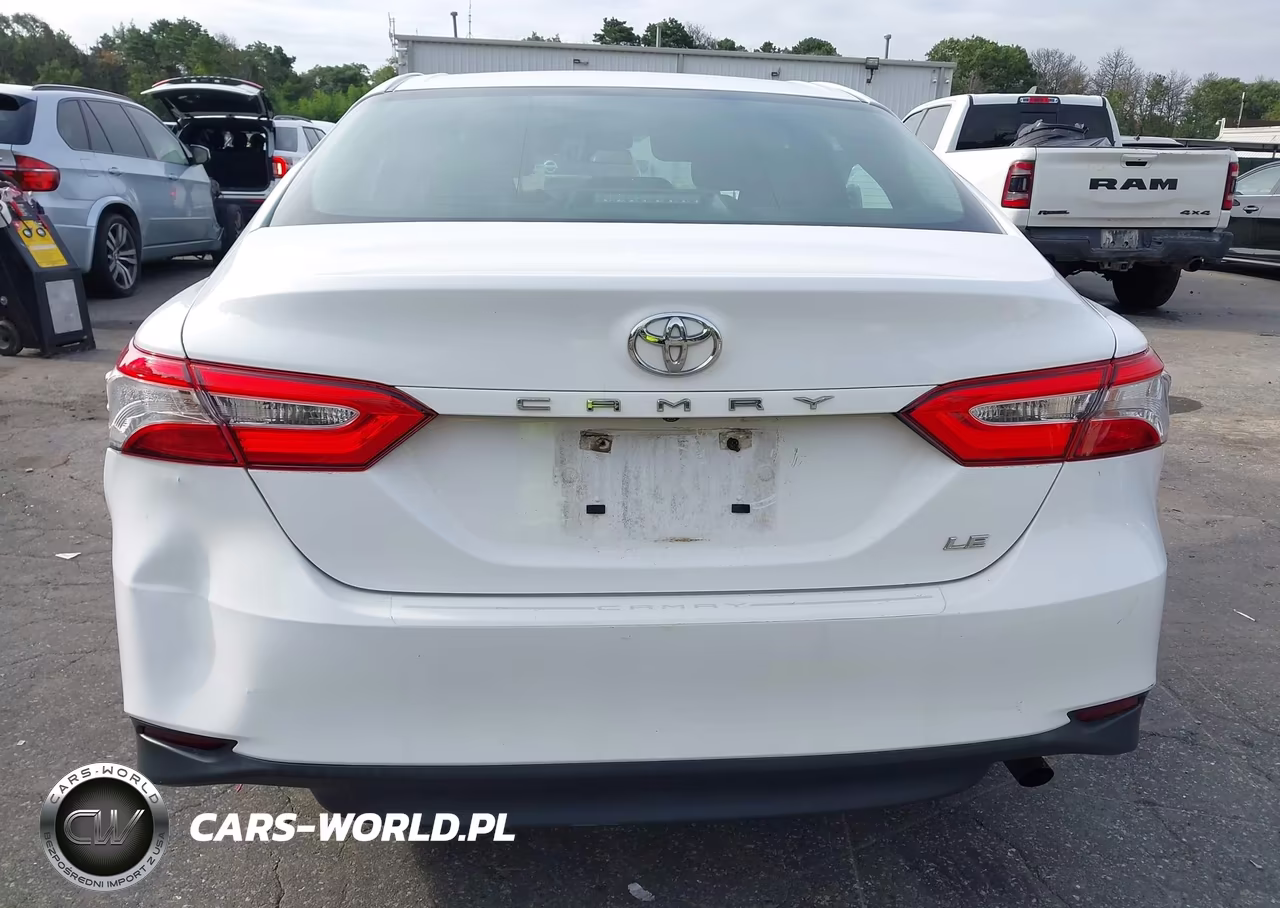 2018 Toyota Camry Le VIN:4T1B11HK8JU659354 - 16