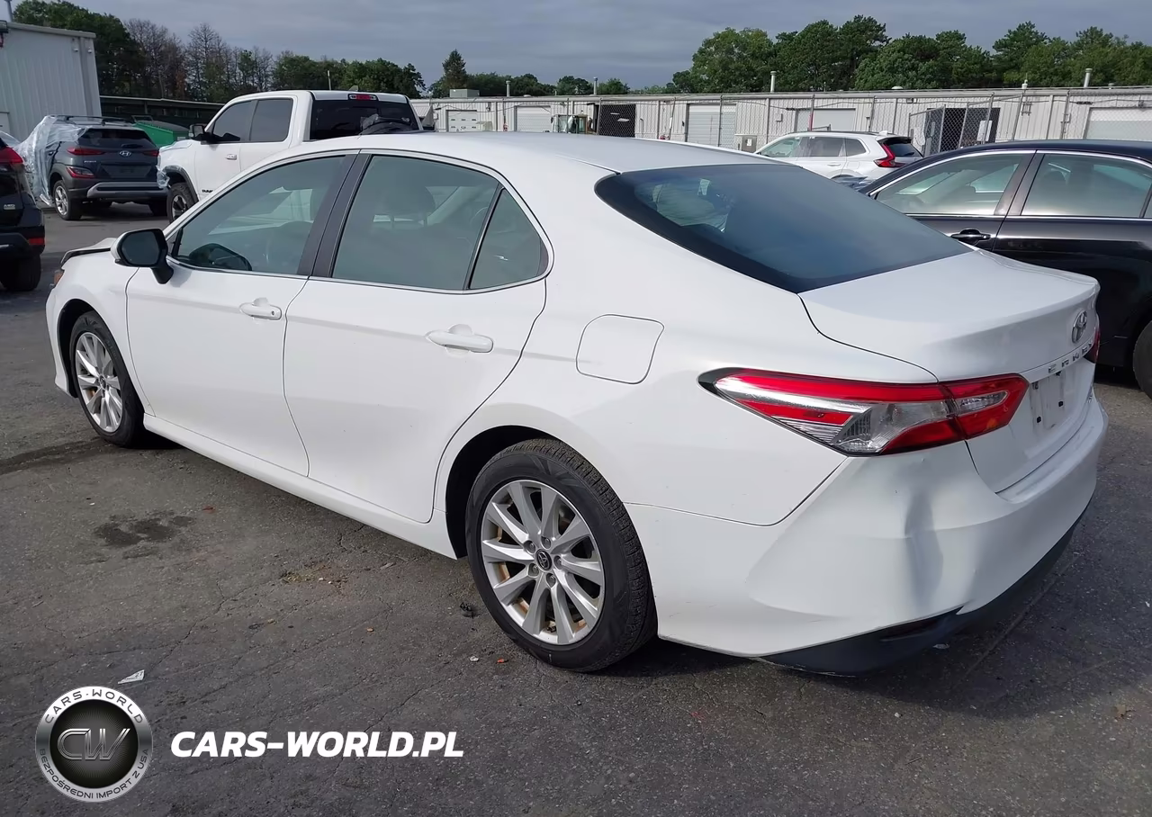 2018 Toyota Camry Le VIN:4T1B11HK8JU659354 - 3