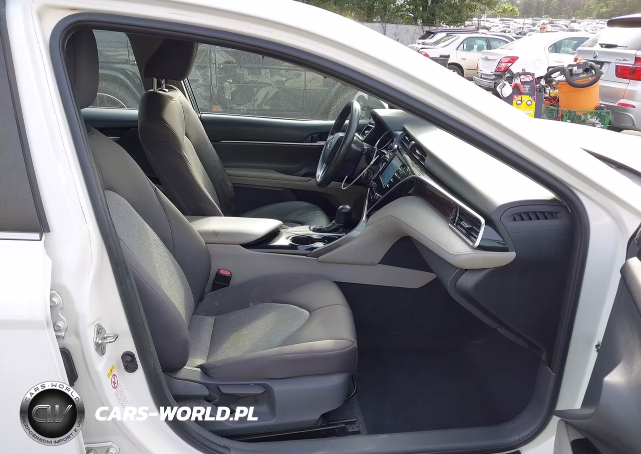 2018 Toyota Camry Le VIN:4T1B11HK8JU659354 - 5