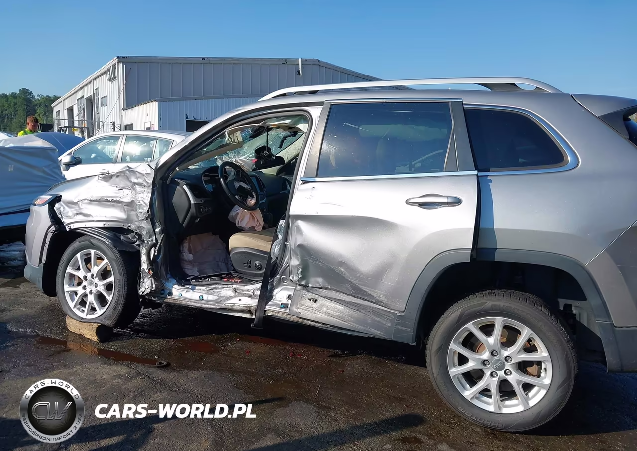 2015 Jeep Cherokee Latitude VIN:1C4PJLCS4FW525773 - 15