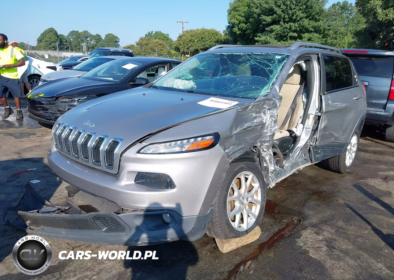 2015 Jeep Cherokee Latitude VIN:1C4PJLCS4FW525773 - 2