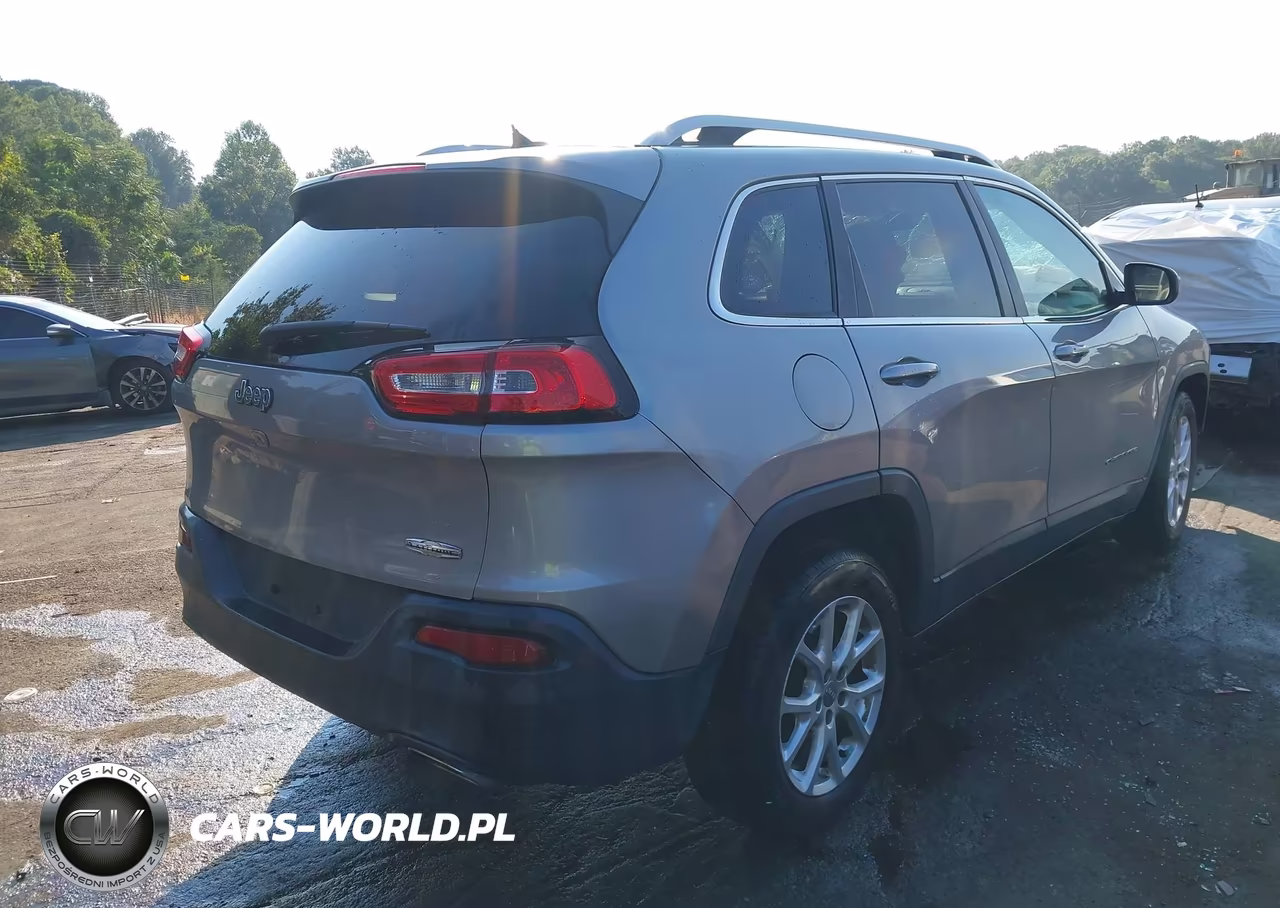 2015 Jeep Cherokee Latitude VIN:1C4PJLCS4FW525773 - 4