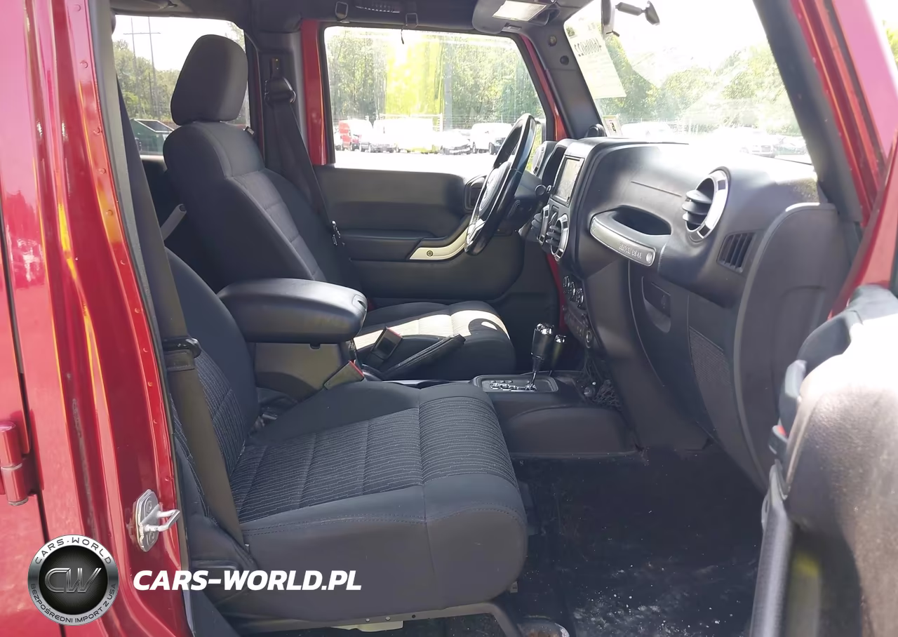 2012 Jeep Wrangler Unlimited Sahara VIN:1C4HJWEG4CL105104 - 5