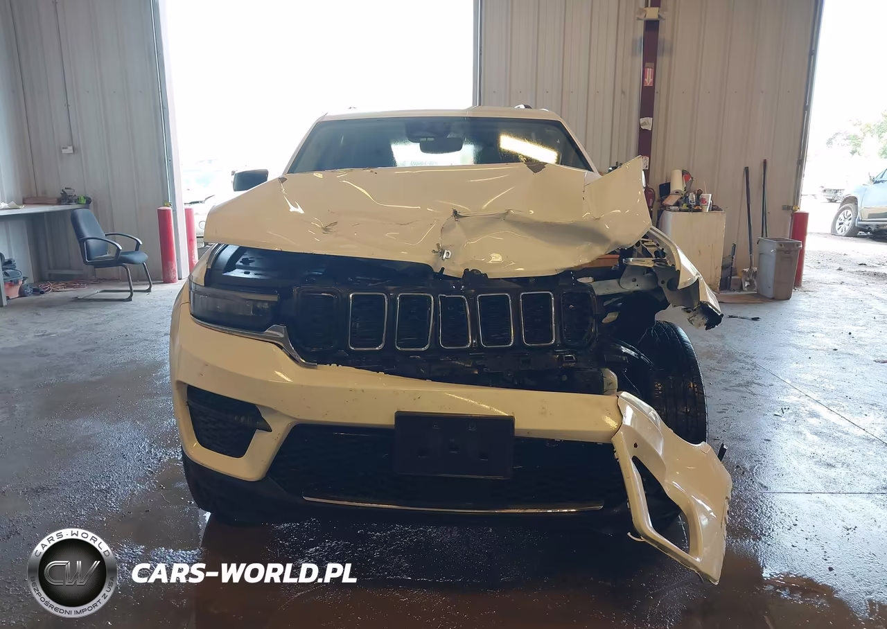 2023 Jeep Grand Cherokee Laredo 4X4 VIN:1C4RJHAG2PC640718 - 18