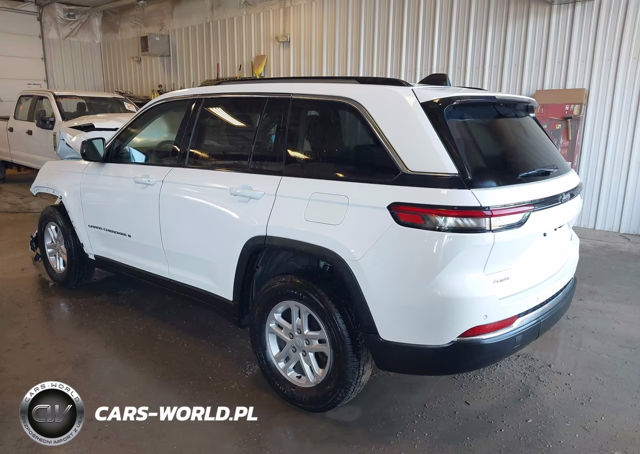 2023 Jeep Grand Cherokee Laredo 4X4 VIN:1C4RJHAG2PC640718 - 3