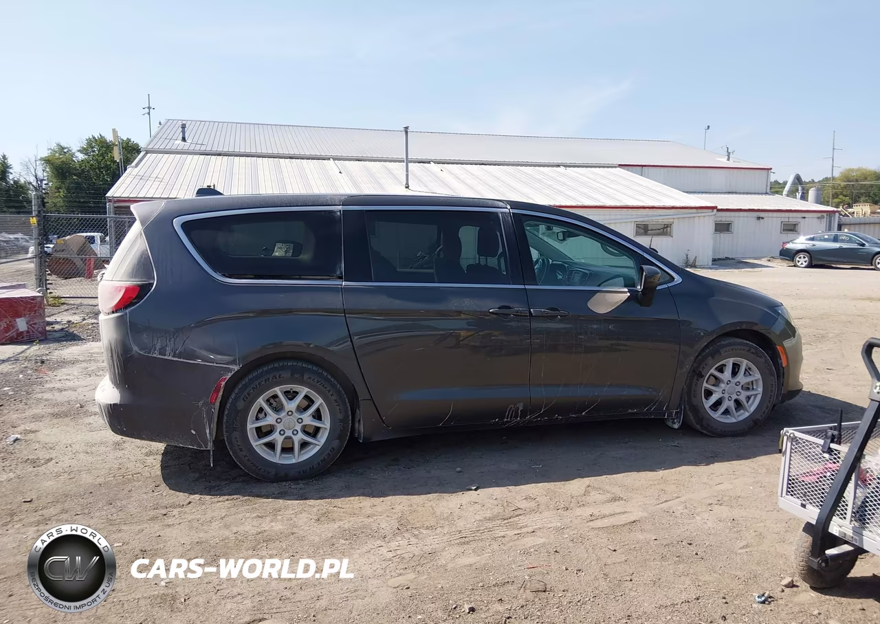 2017 Chrysler Pacifica Touring VIN:2C4RC1DG5HR501432 - 13