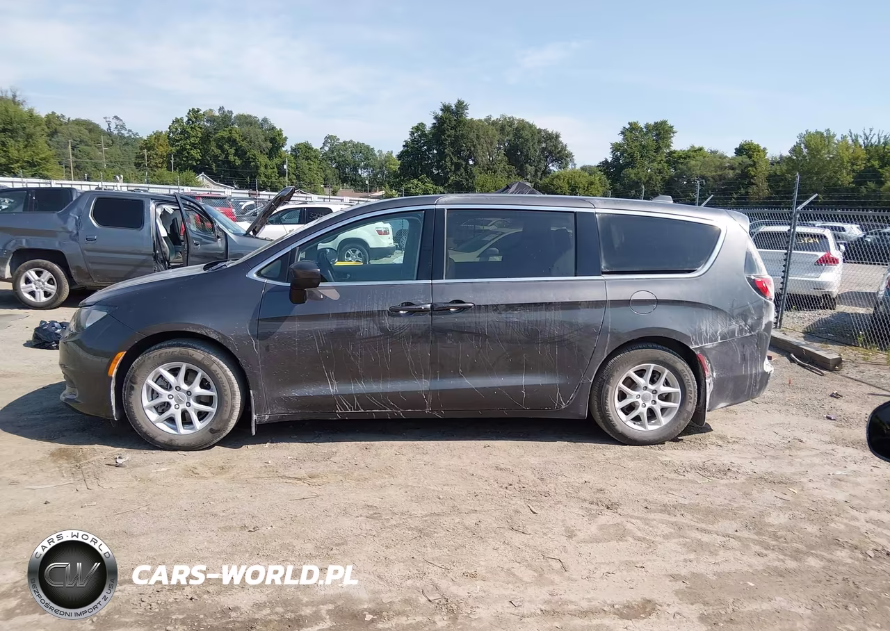 2017 Chrysler Pacifica Touring VIN:2C4RC1DG5HR501432 - 14