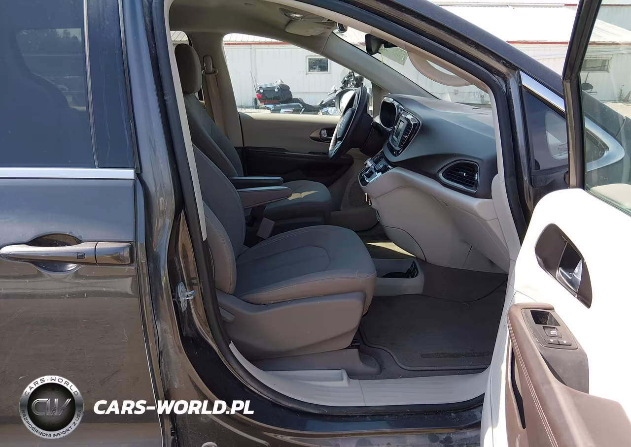 2017 Chrysler Pacifica Touring VIN:2C4RC1DG5HR501432 - 5