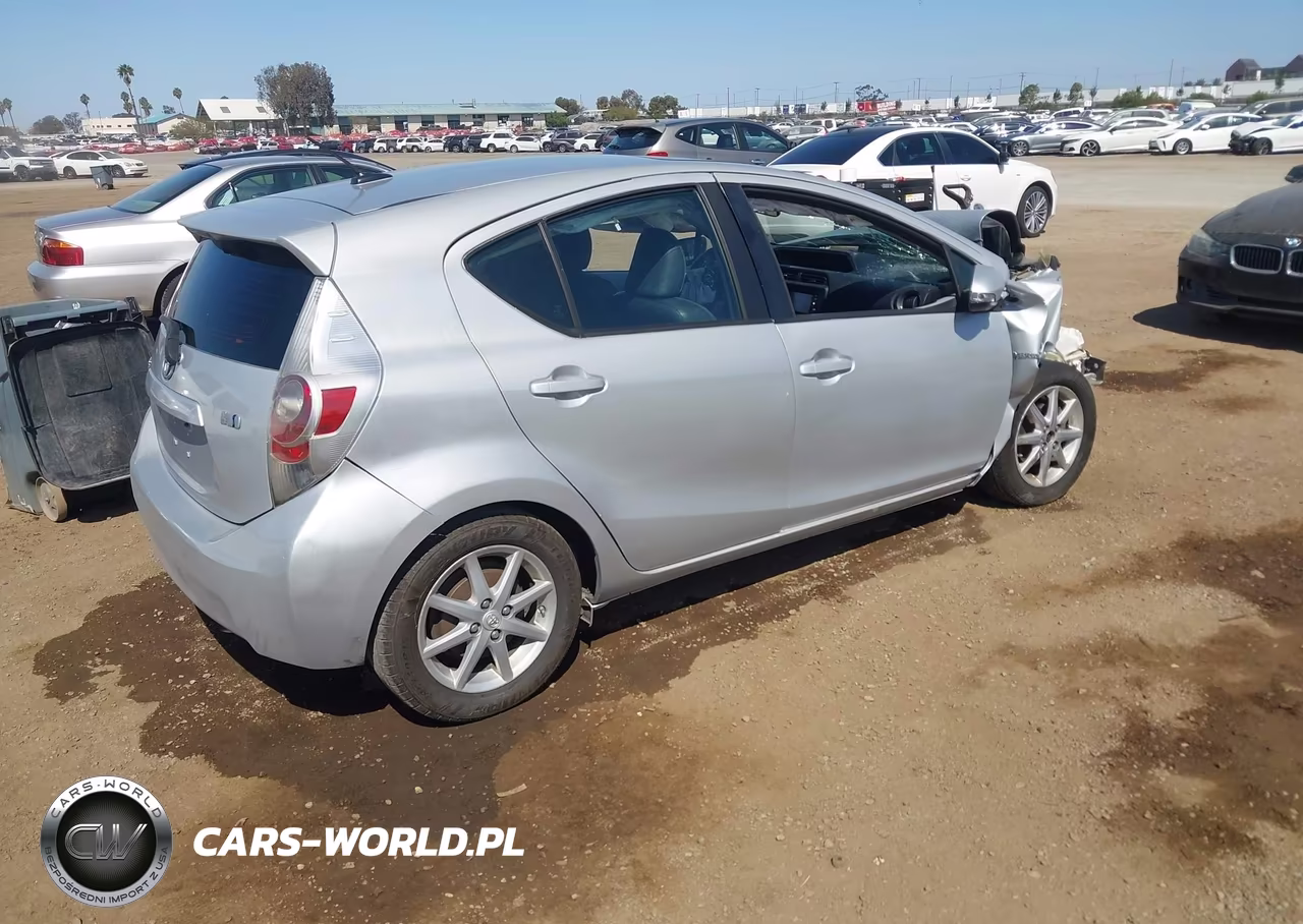 2013 Toyota Prius C Four VIN:JTDKDTB39D1041975 - 4
