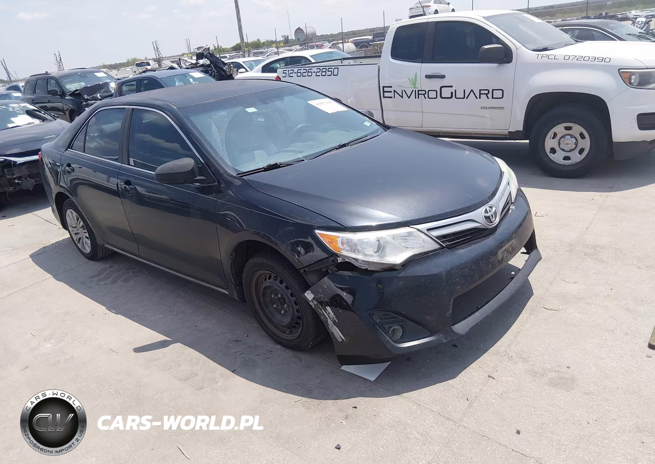 2014 Toyota Camry Le – zdjęcie 1 z 18