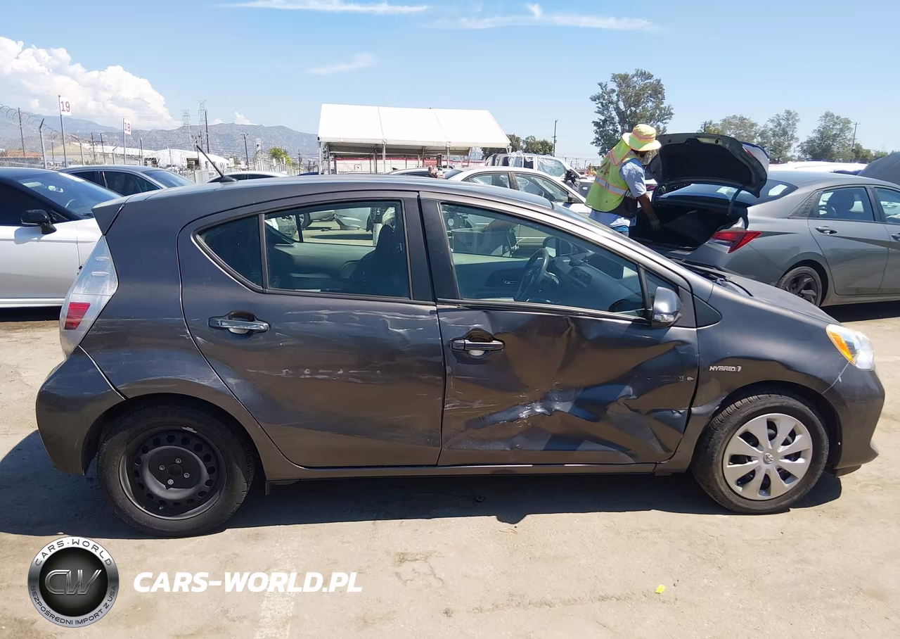 2014 Toyota Prius C Two VIN:JTDKDTB37E1574523 - 13