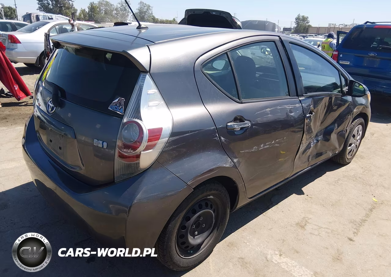 2014 Toyota Prius C Two VIN:JTDKDTB37E1574523 - 4