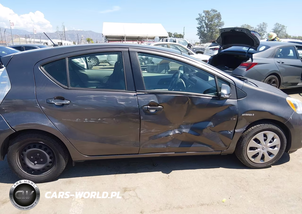 2014 Toyota Prius C Two VIN:JTDKDTB37E1574523 - 6