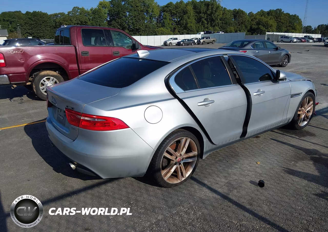 2017 Jaguar Xe 35T Prestige VIN:SAJAE4BV2HA966136 - 4