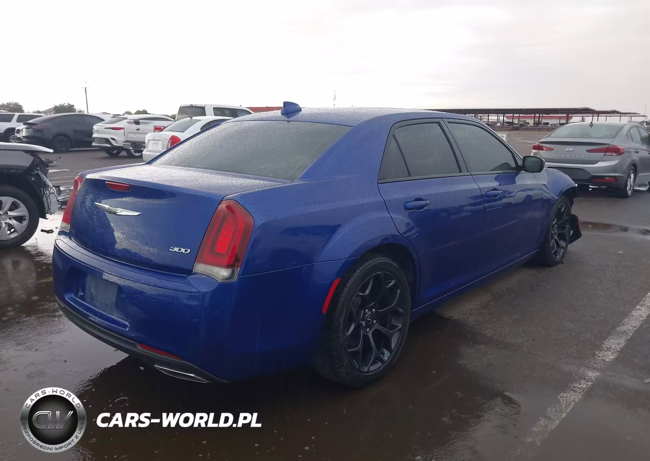 2019 Chrysler 300 Touring VIN:2C3CCAAG1KH728838 - 4