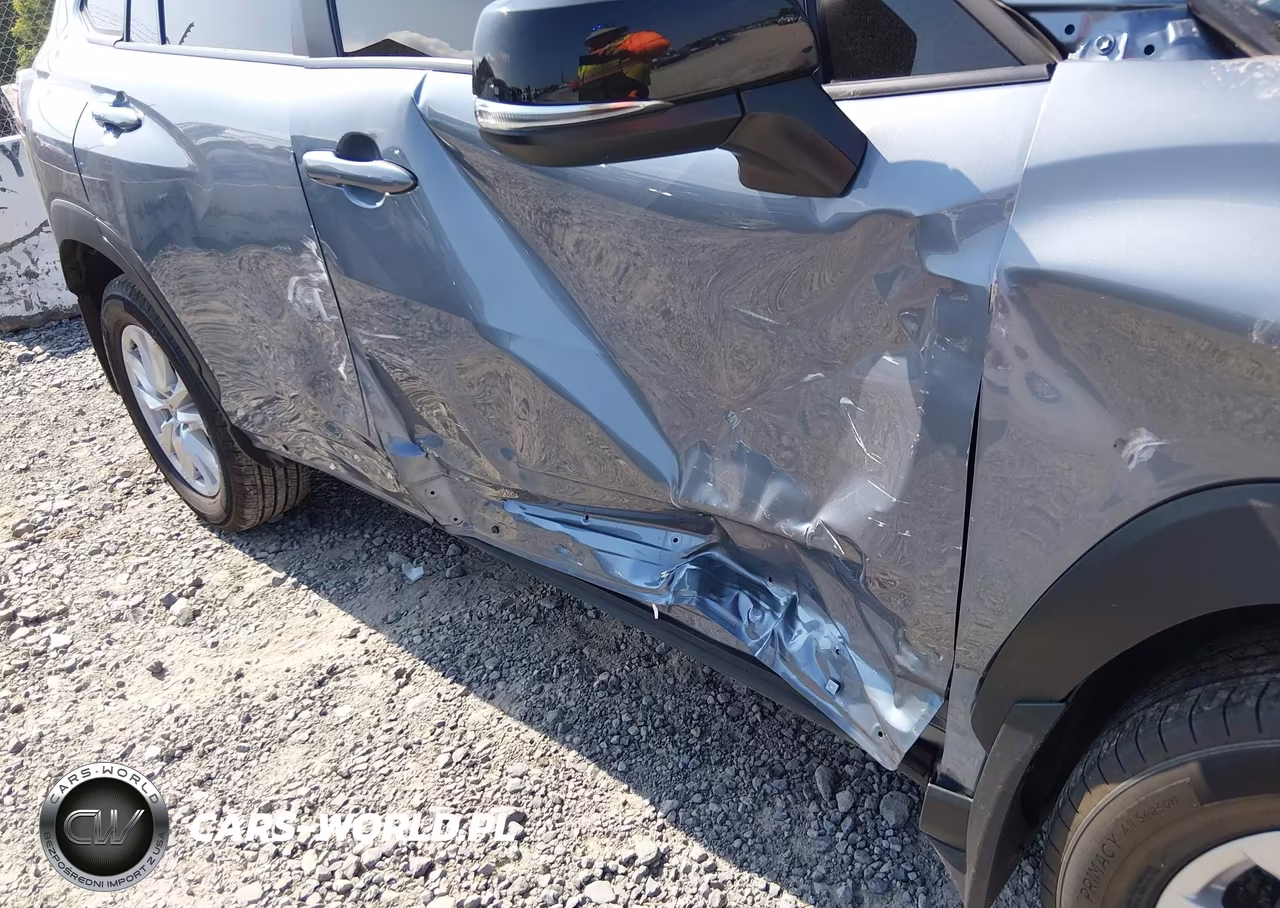 2025 Toyota Corolla Cross Le VIN:7MUCAABG8SV125327 - 6