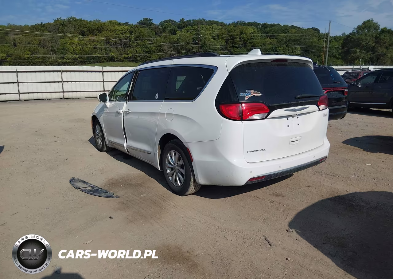 2017 Chrysler Pacifica Touring-L VIN:2C4RC1BG5HR702587 - 3